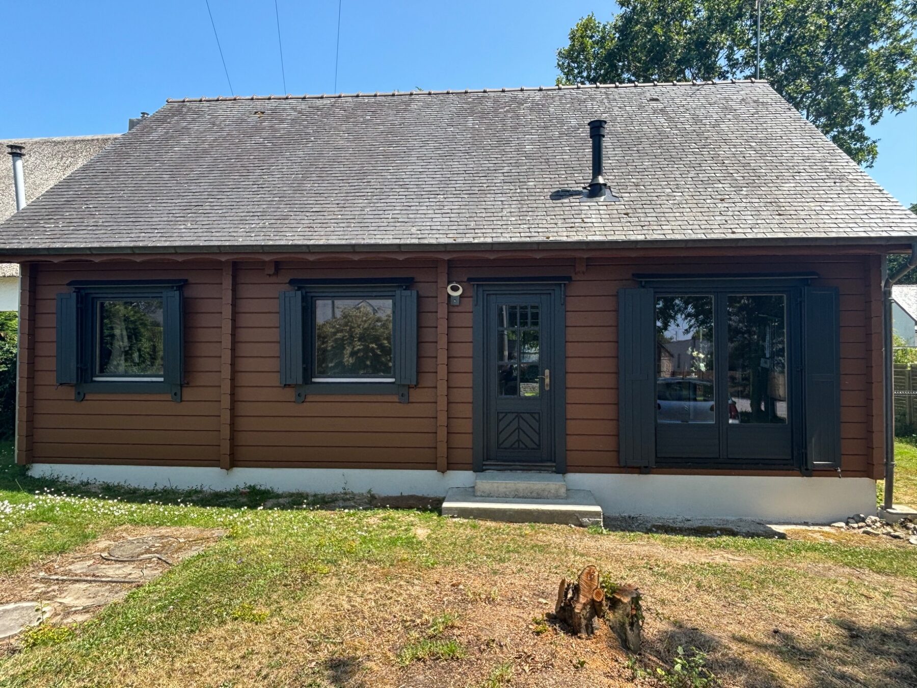 Façade principale du chalet rénovée