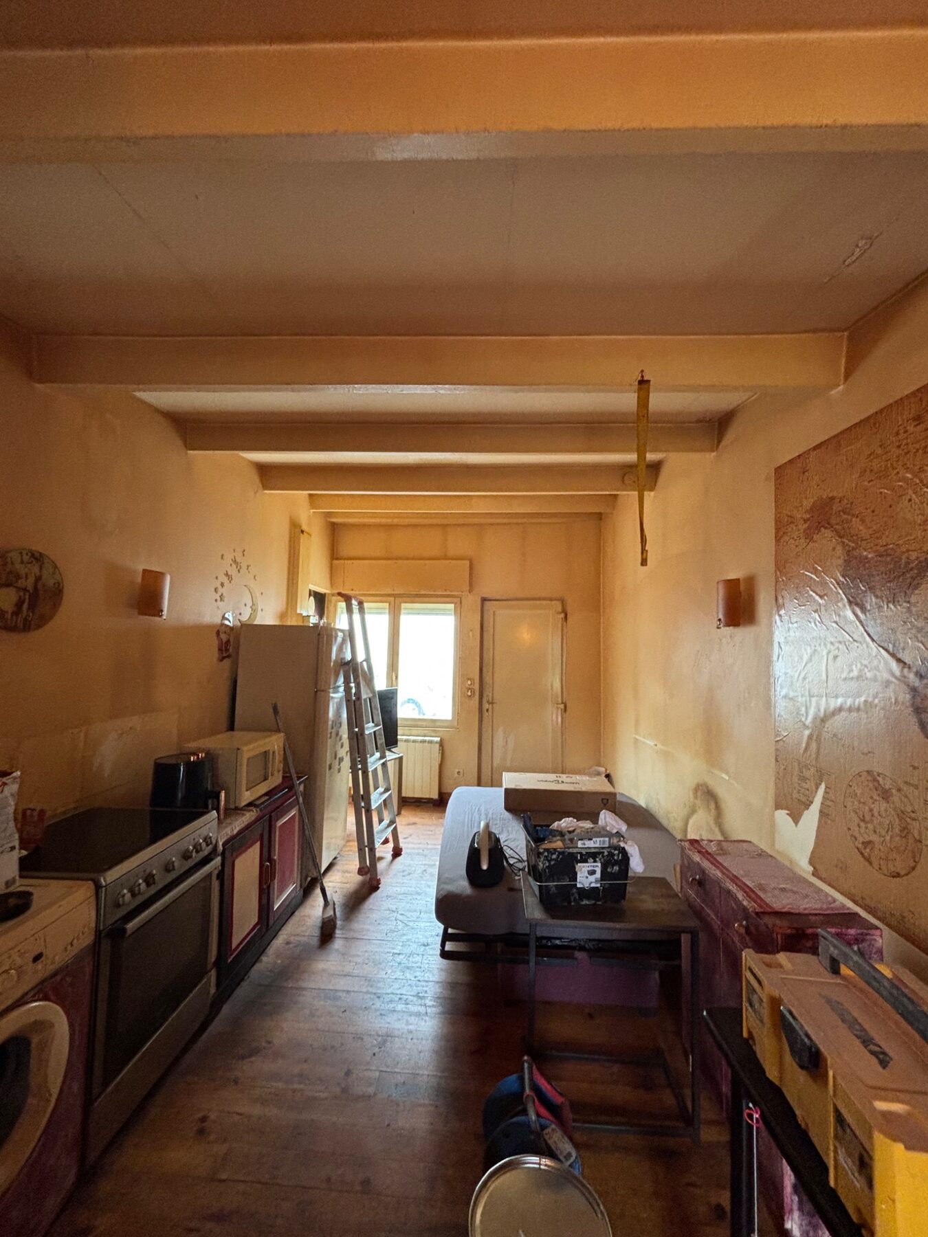 Première vue de la pièce de vie avant rénovation