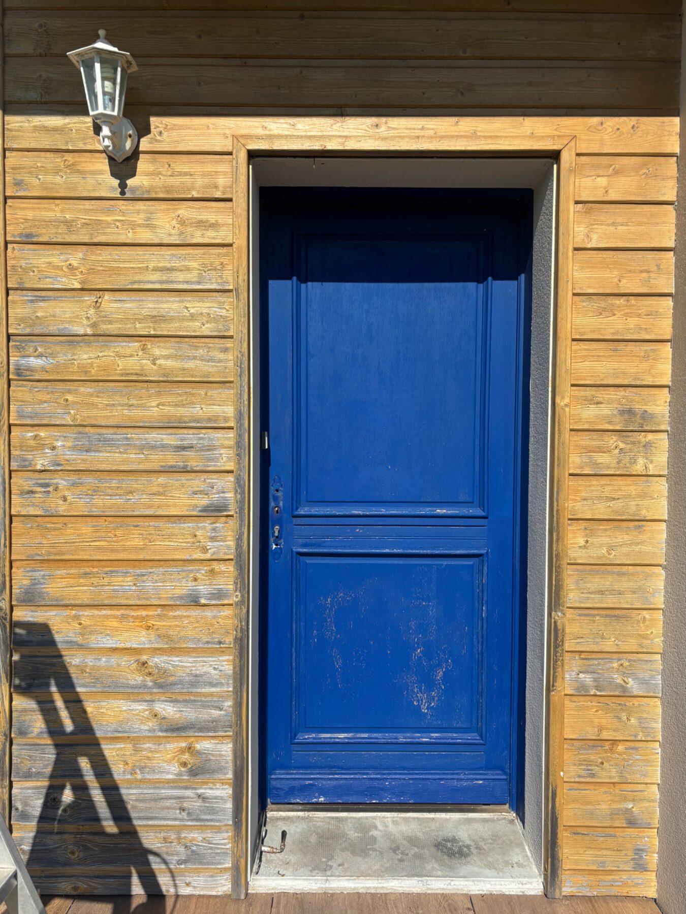 Bardage et encadrement de porte avant travaux