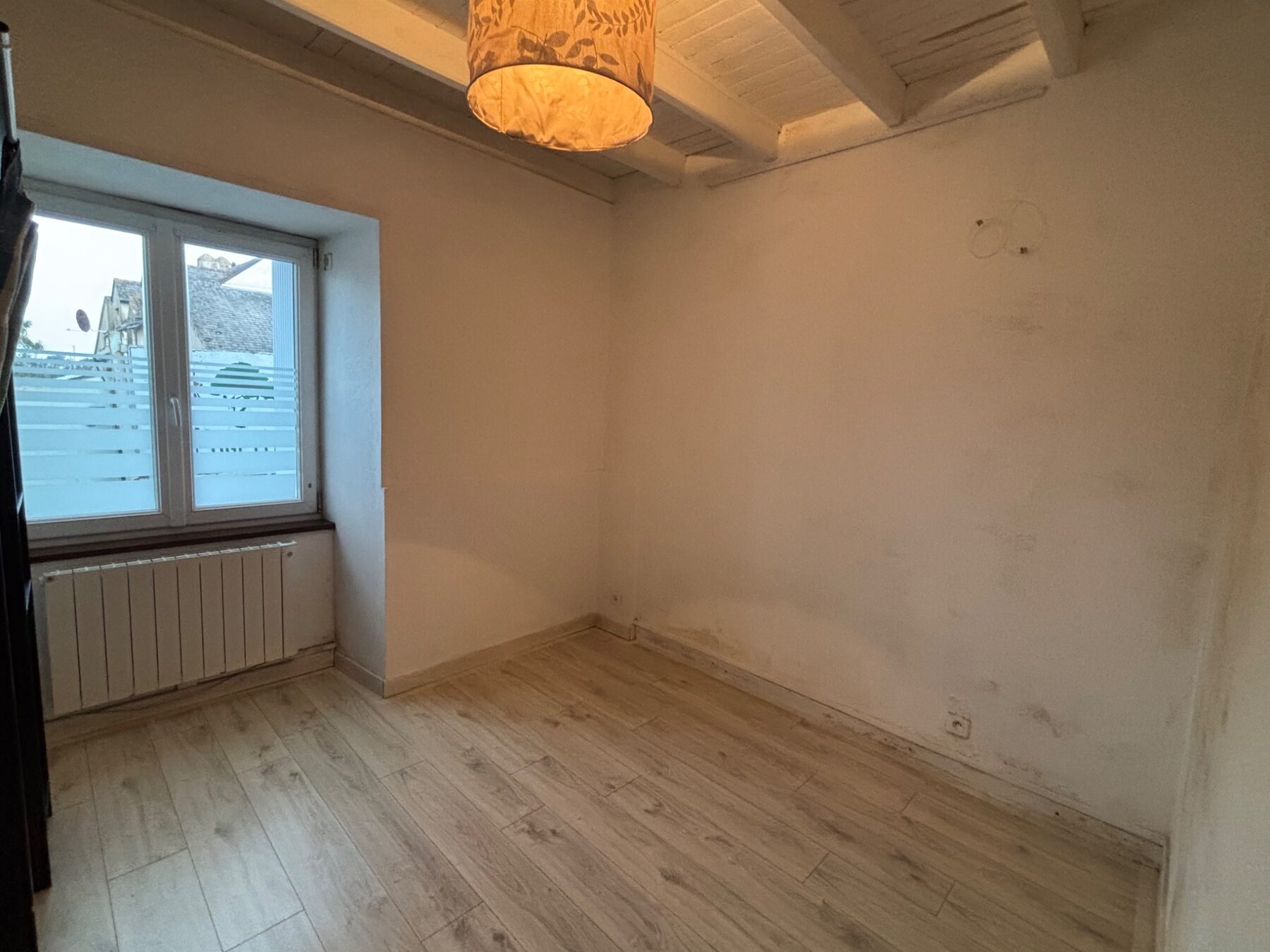 Première vue de la chambre avant rénovation