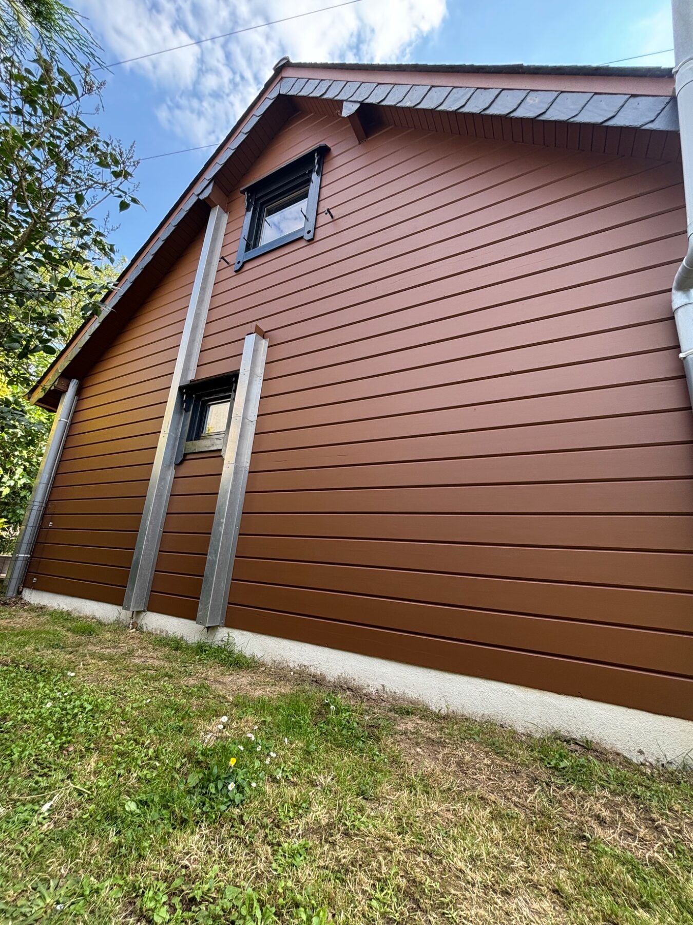 Façade latérale du chalet rénovée