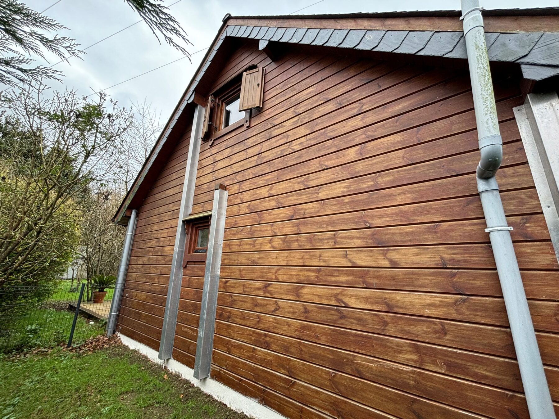 Façade latérale du chalet avant rénovation