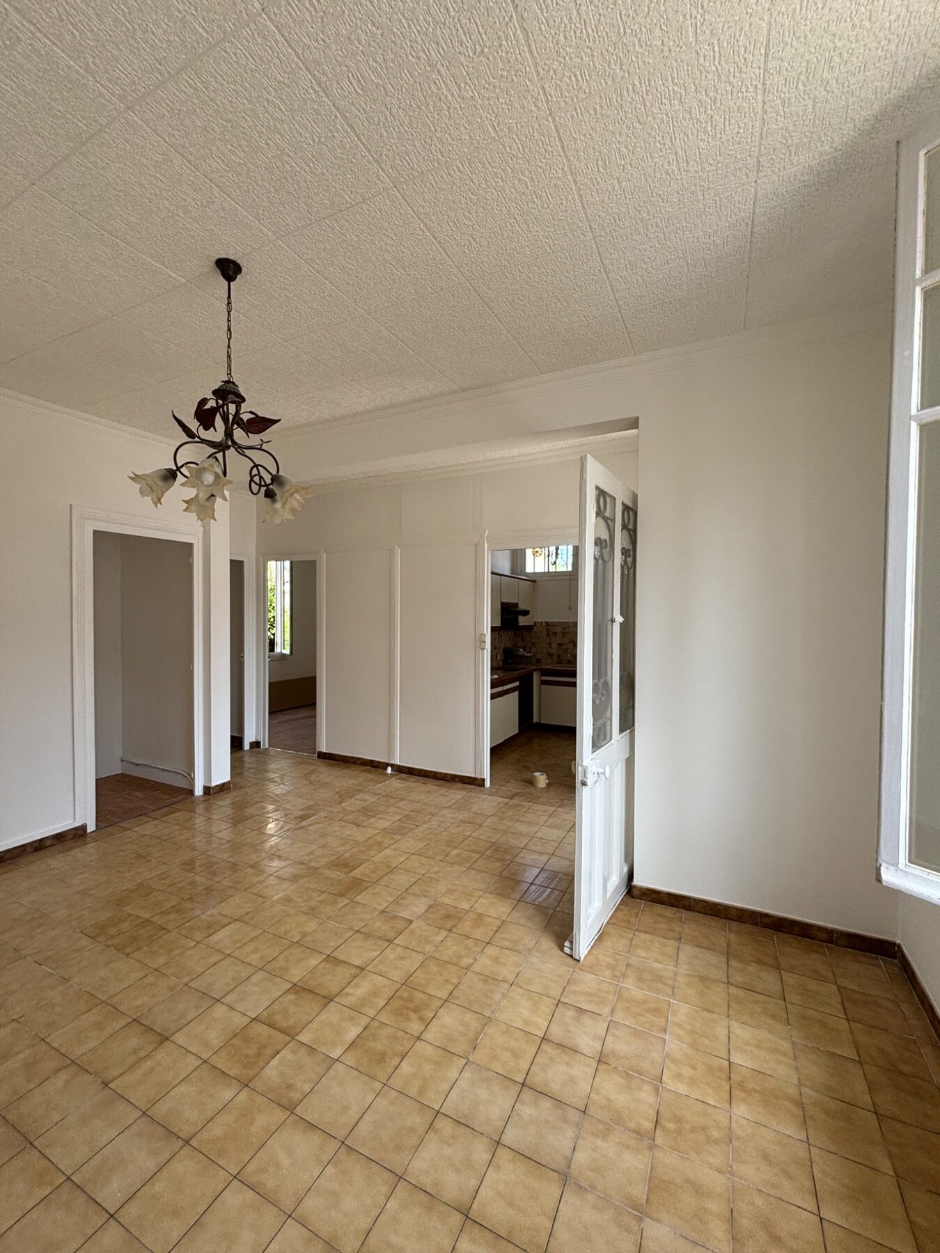 Séjour blanc après rénovation