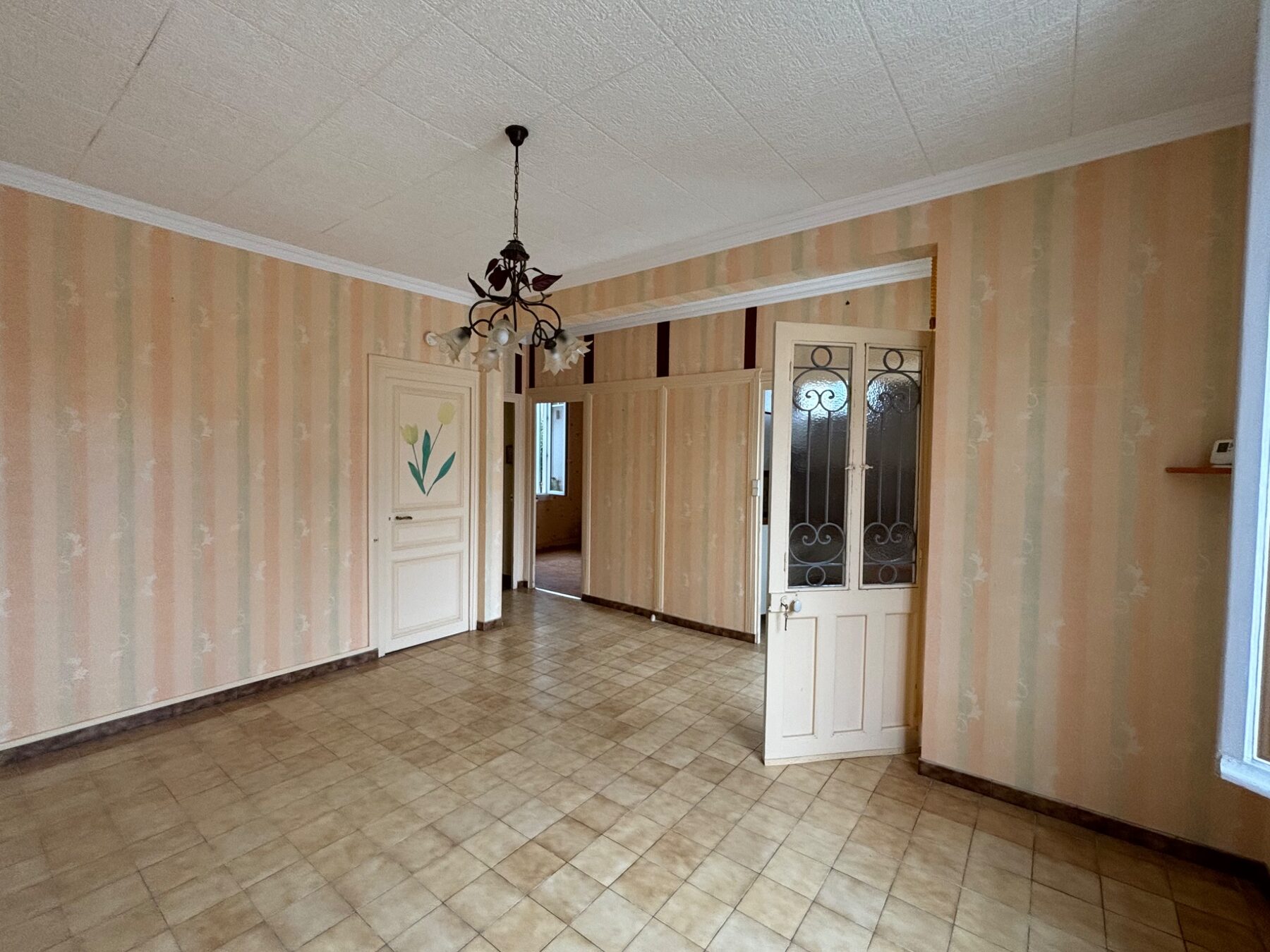 Séjour tapissé avant rénovation