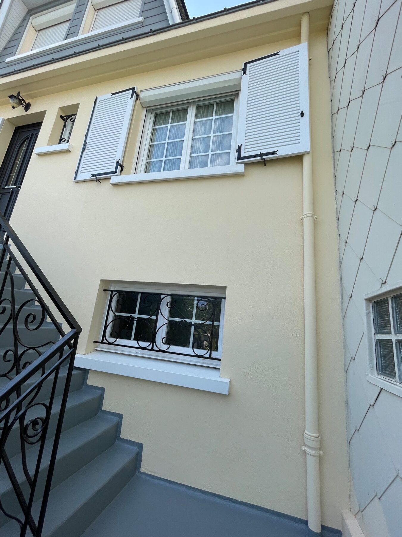 Façade de maison repeinte après travaux
