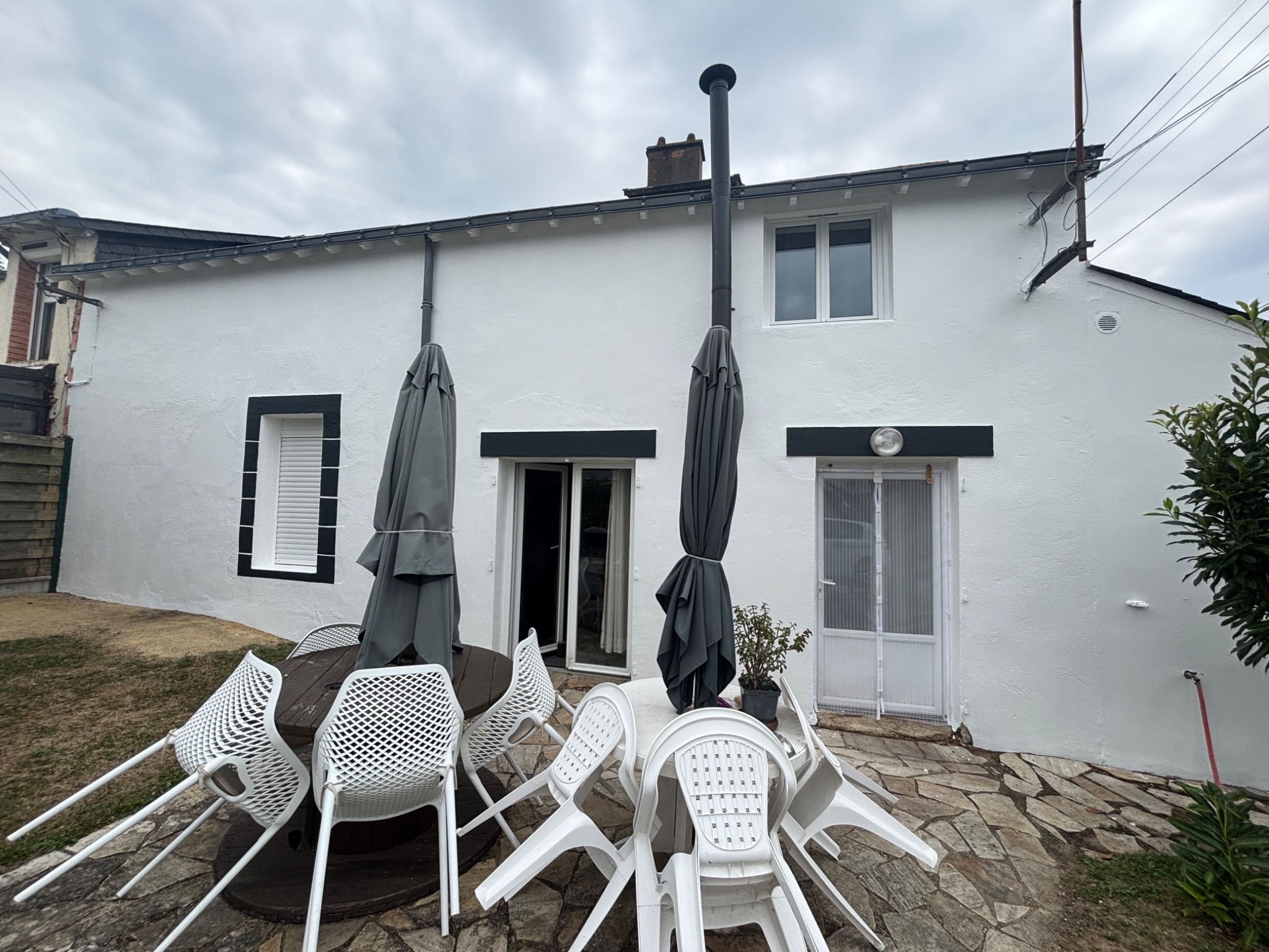 Façade blanche rénovée après travaux